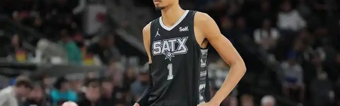 开云体育-官宣罚单，冲入马刺主场和文班合影，男球迷受到什么处罚？|NBA|骑士|詹姆斯|文班亚马|圣安东尼奥马刺队_新浪体育_新浪新闻
